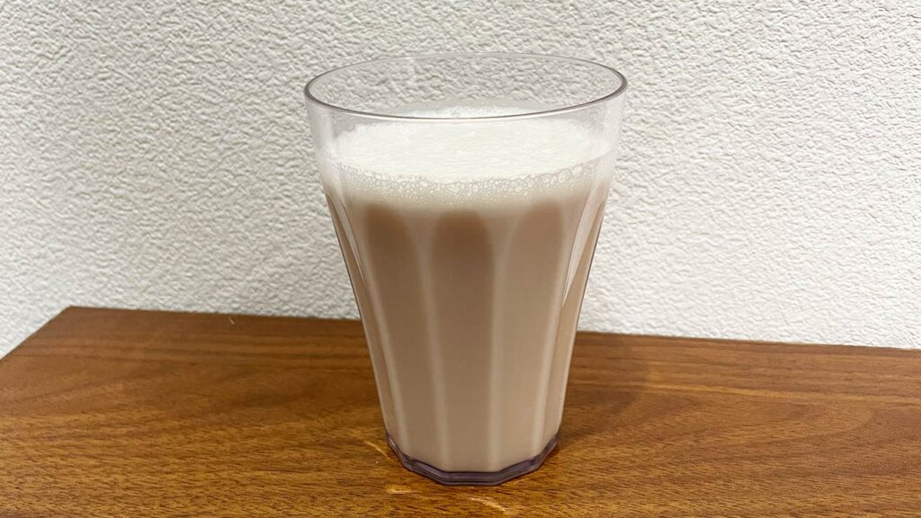 VALXフレッシュピーチ味を水で割ってコップに移した画像