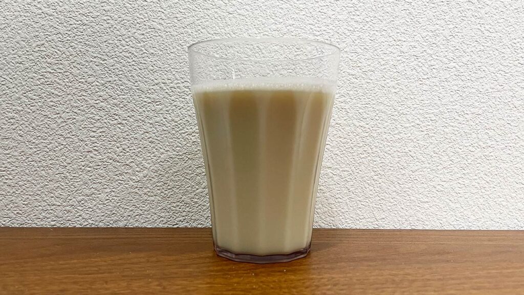 アンビークプロテインのヨーグルト味をコップに移して横から撮影した様子