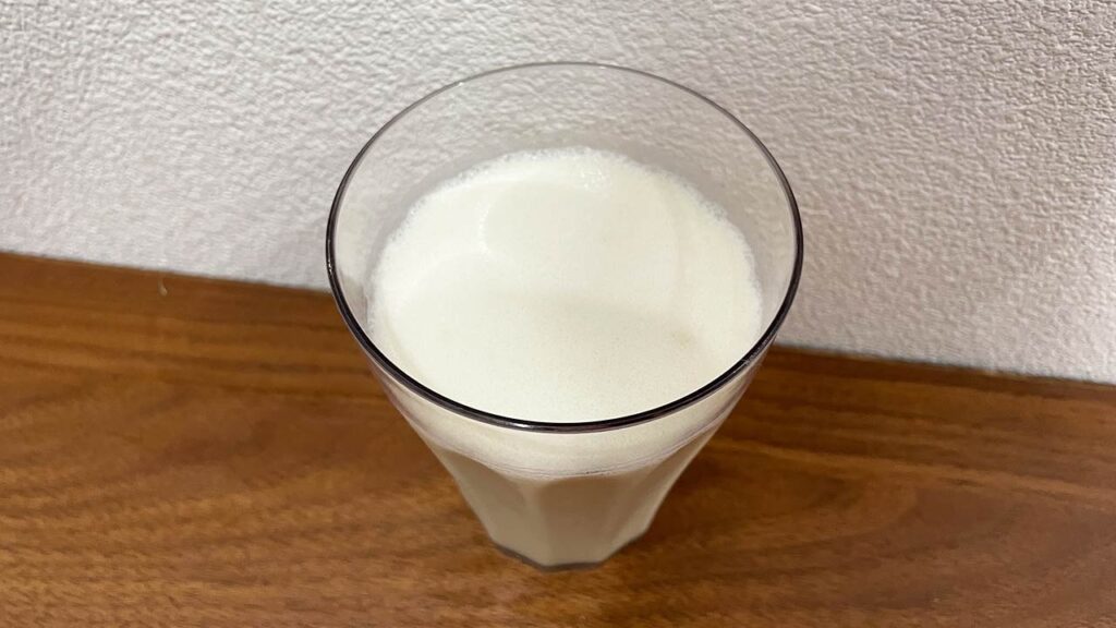 アンビークプロテインヨーグルト味をコップに移して上から撮影した様子